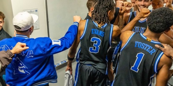 b体育app-库里父子探访杜克男篮更衣室！斯蒂芬与热门秀卡梅隆·布泽尔同框