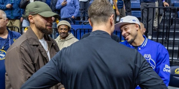 b体育app-库里父子探访杜克男篮更衣室！斯蒂芬与热门秀卡梅隆·布泽尔同框