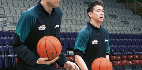 b体育app-备战青岛！赵继伟开启合练但缺席今晚比赛，杨鸣展望对手给足认可