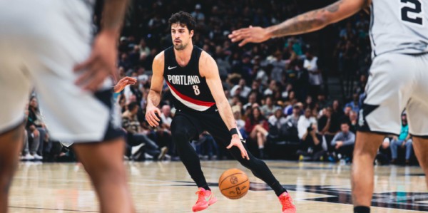 b体育-文班缺阵福克斯25+5+7+3，榜眼秀化身全能战士，马刺力克开拓者