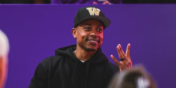 b体育下载-在这还是有牌面！小托马斯回母校看球 华盛顿大学社媒晒照欢迎！