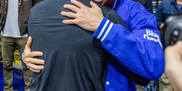 b体育app-库里父子探访杜克男篮更衣室！斯蒂芬与热门秀卡梅隆·布泽尔同框