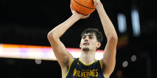 b体育app-镇守内线！密歇根2米21高塔马拉7投4中 砍下8分4板1助1断1帽