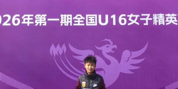 从校园操场踢进“国字号” 四川四朵女足小花正迎风绽放｜闪闪发光的TA|王丽迪|朱派淅|吴佳蔓|四川省|五一_新浪新闻
